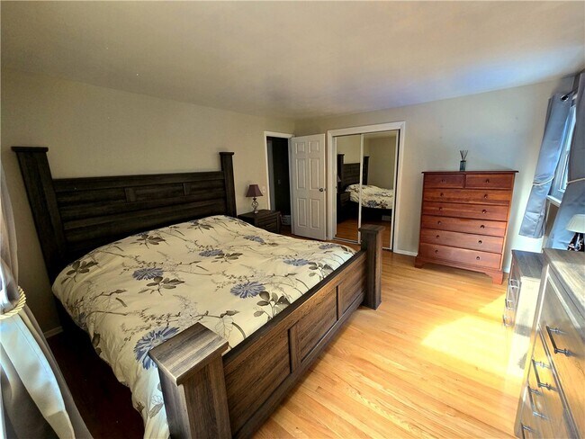 Building Photo - 298 Willowen Dr