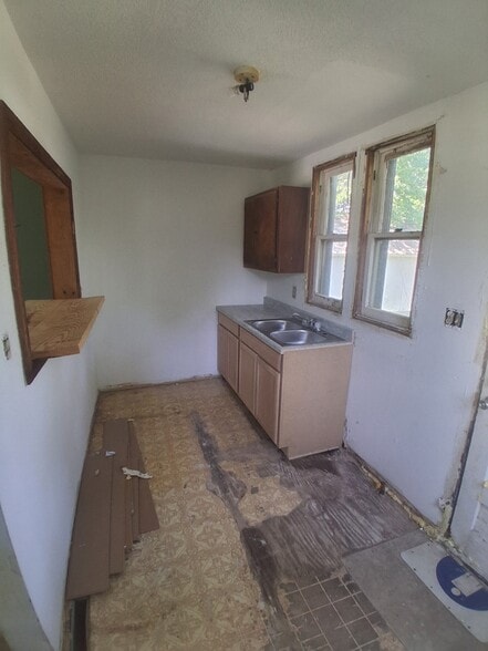 Building Photo - 615 N Almond St