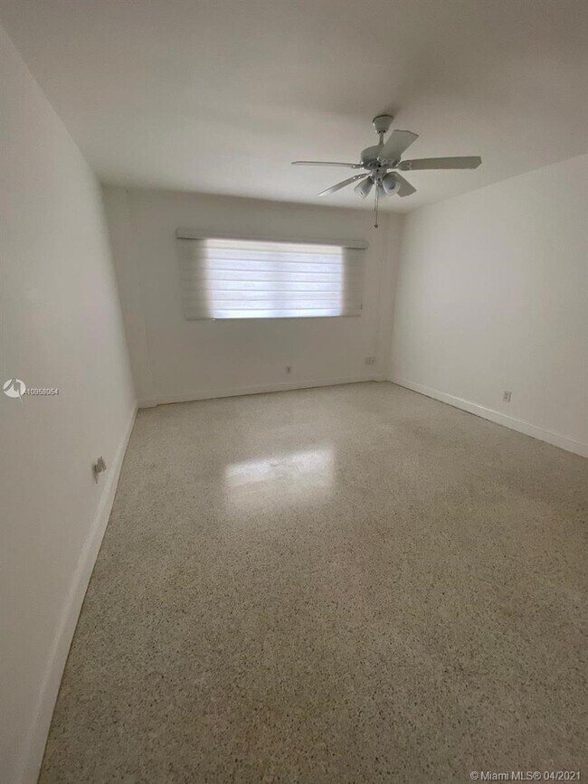 Building Photo - 9700 W Bay Harbor Dr