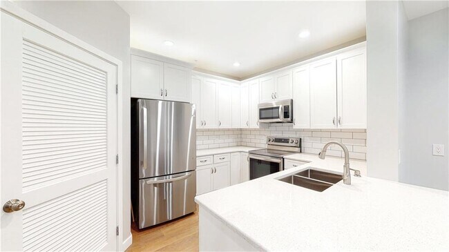 Primary Photo - 1000 Providence Pl