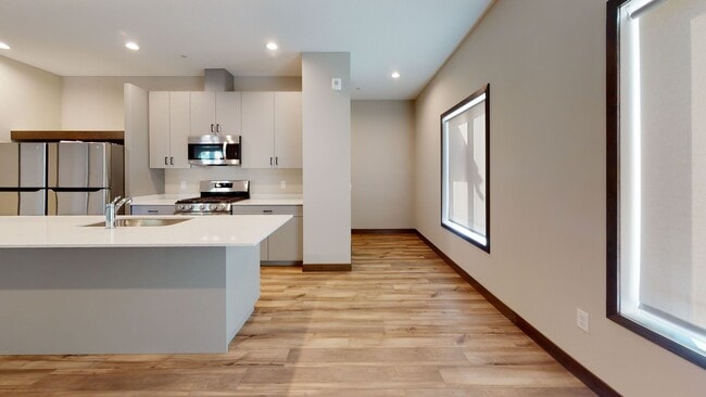 Building Photo - Brand new 6 bed 3 bath in Dinkytown