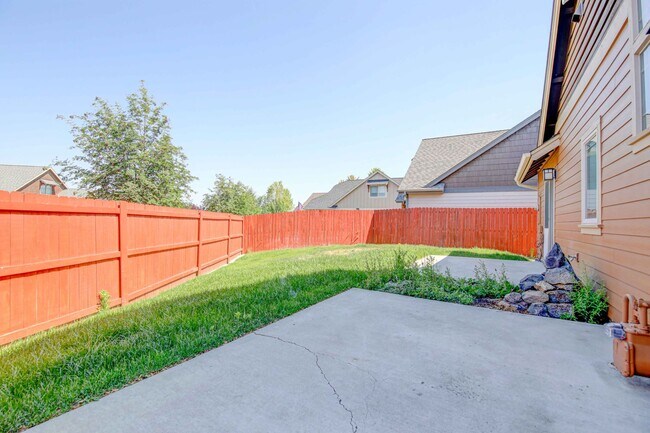 Building Photo - 3 bed/2.5 w/garage in Desirable Barton Cro...
