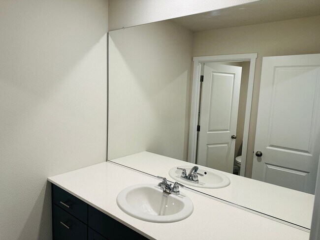 Building Photo - Beautiful Brand New 5 Bedroom Home!