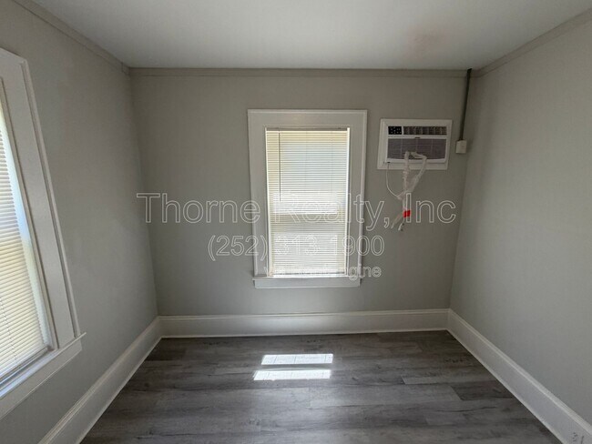 Building Photo - 821 Marigold St