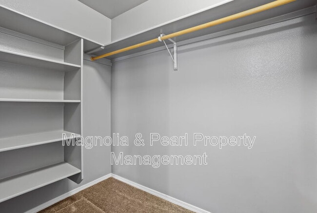 Building Photo - 979 Peregrine Dr