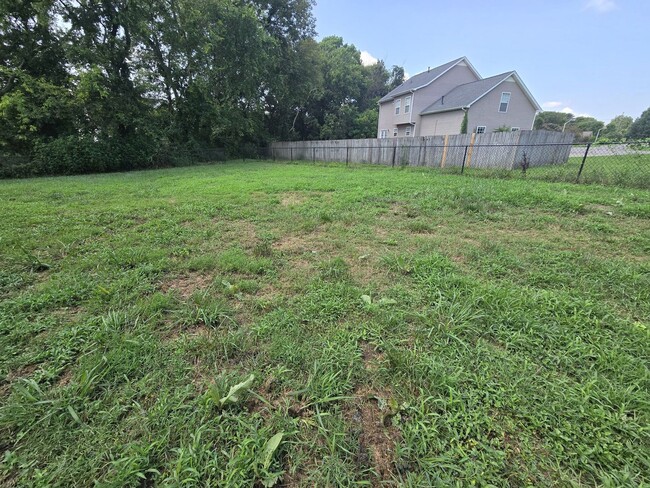 Building Photo - 3/2 w/ Fenced-in Yard & Screen Porch!