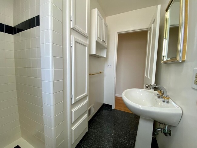 Building Photo - Renovated Single-Family Home on the Penins...