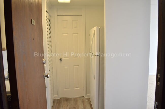 Building Photo - Five Regents - Studio w/ full kitchen, 1 prkg. (Salt Lake)