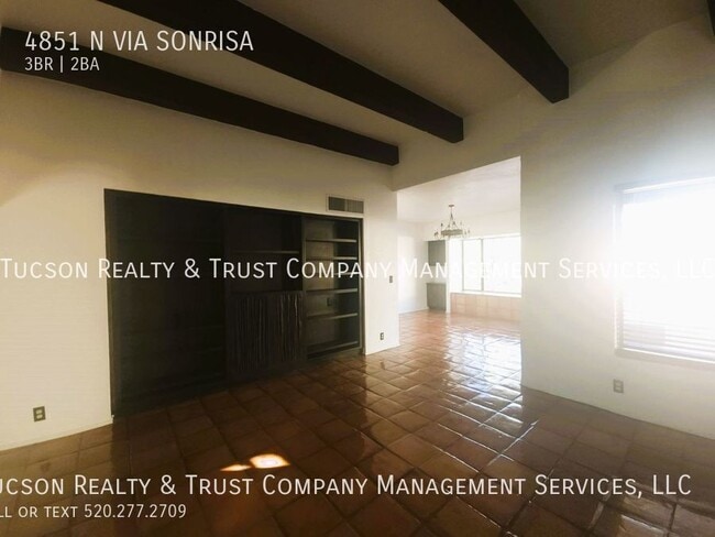 Building Photo - 4851 Vía Sonrisa