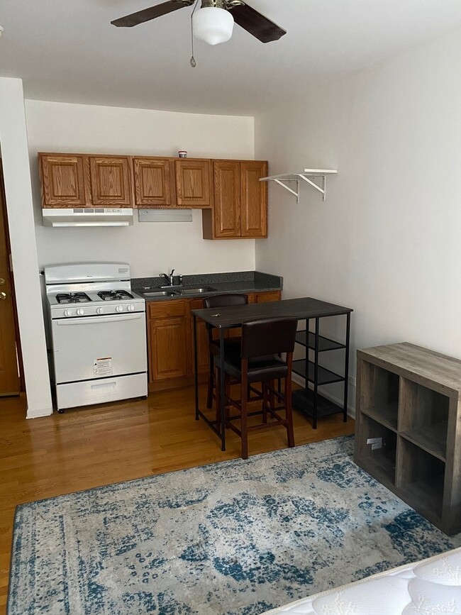 Building Photo - 3508 N Wilton Ave