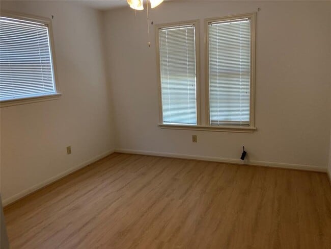 Building Photo - 554 Harbor Dr