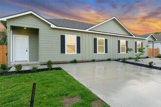 Building Photo - Stunning New Duplex Home in Seguin