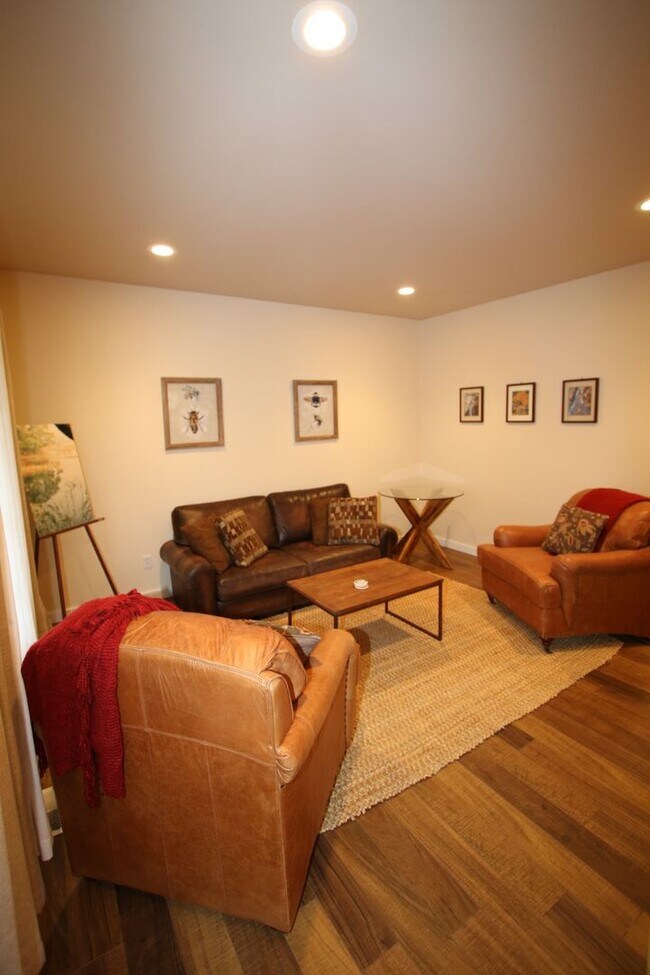 Building Photo - Lovely 4-Bedroom, 2.5-Bathroom Fully Furni...