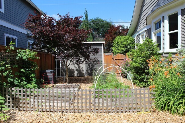 Building Photo - 4418 NE 11th Ave