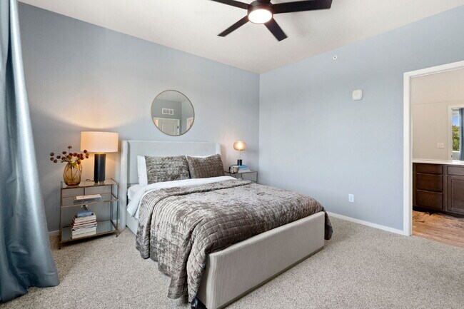 Building Photo - Newer 2bd condo in neighborhood w/ pool