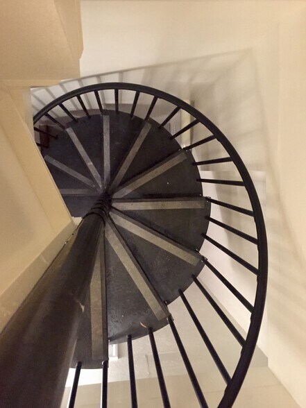 Spiral staircase - 22506 Quinta Rd