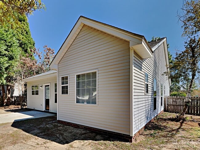 Building Photo - 101 Royal Crest Dr