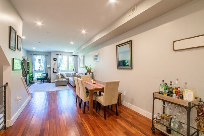 Building Photo - Two Bed Fishtown Townhouse