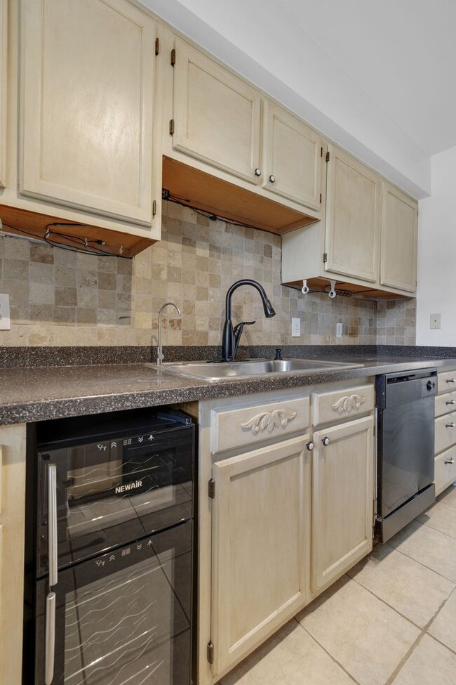 Building Photo - Available Now! Franklin End Unit Townhouse...