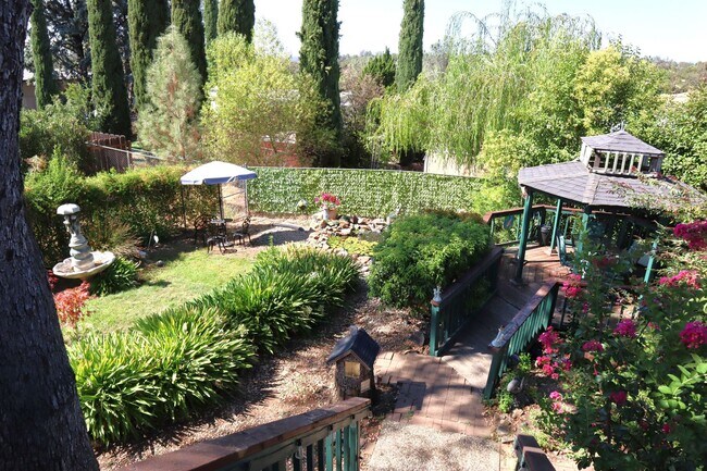 Building Photo - Oroville-Furnished-Turnkey-3 bedroom 2 bath home, hot tub, gazebo, landscaped yard, solar