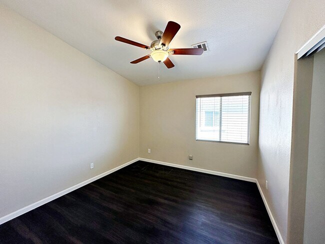 Building Photo - 3 BEDROOM TOWNHOME WITH YARD + 2 CAR GARAGE IN GATED HENDERSON COMMUNITY