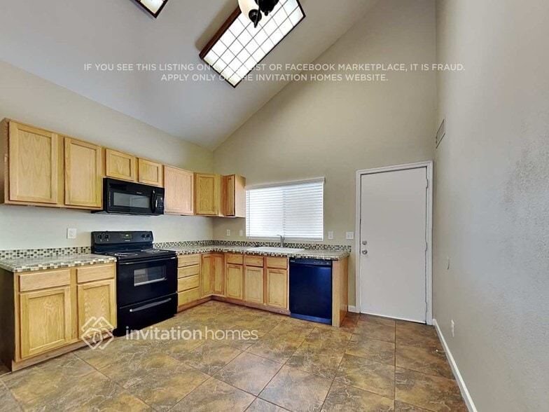 Building Photo - 6748 W Cinnabar Ave