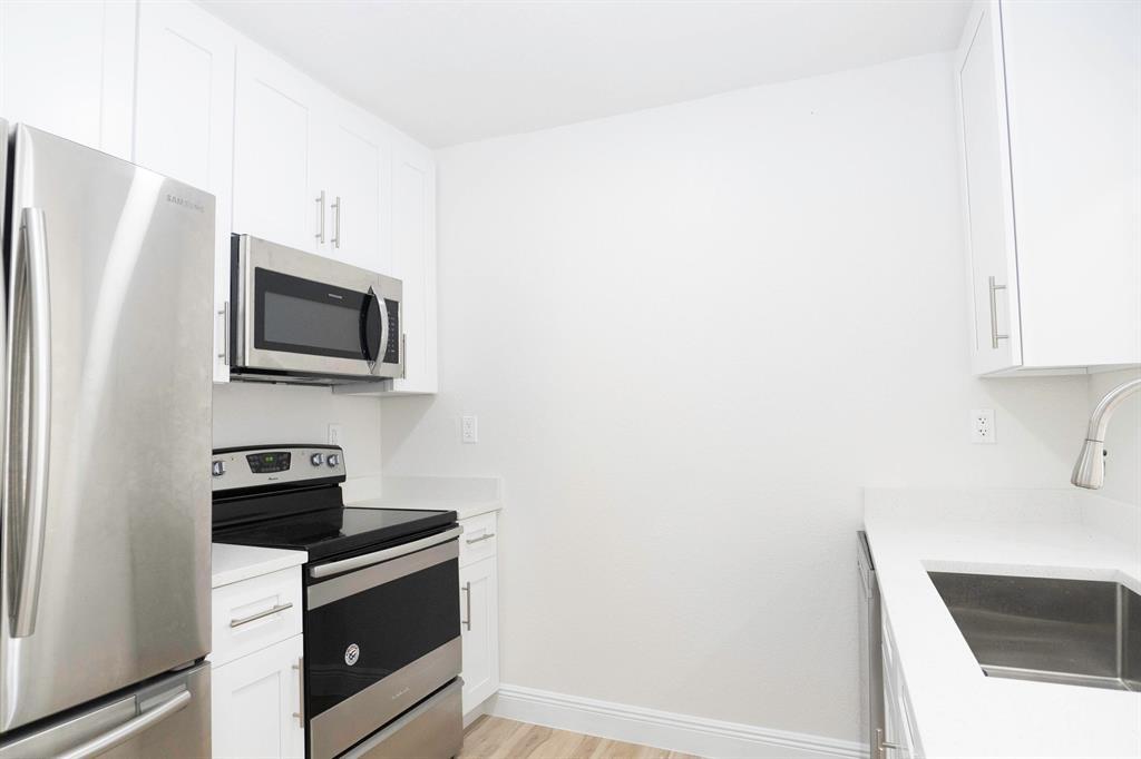 Building Photo - 924 NW 11th Ct