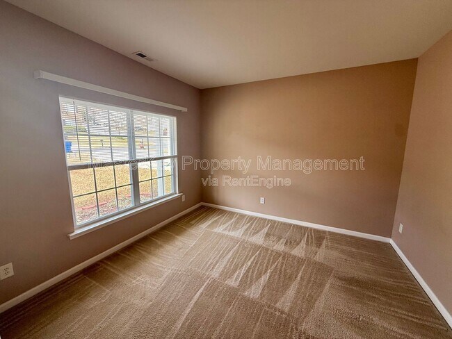 Building Photo - 105 Penncross Dr