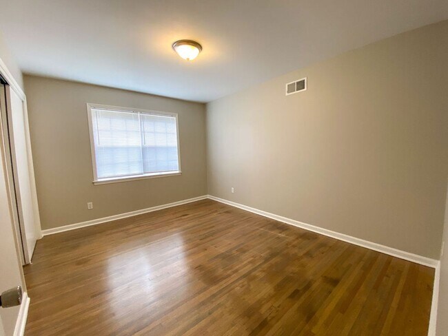 Building Photo - Large 3 bed, 2 bath home near Raines and I...