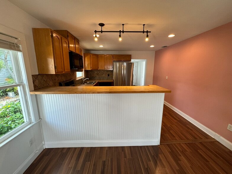 Building Photo - 212 W North Bay St