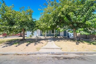 Building Photo - Newly Remodeled!