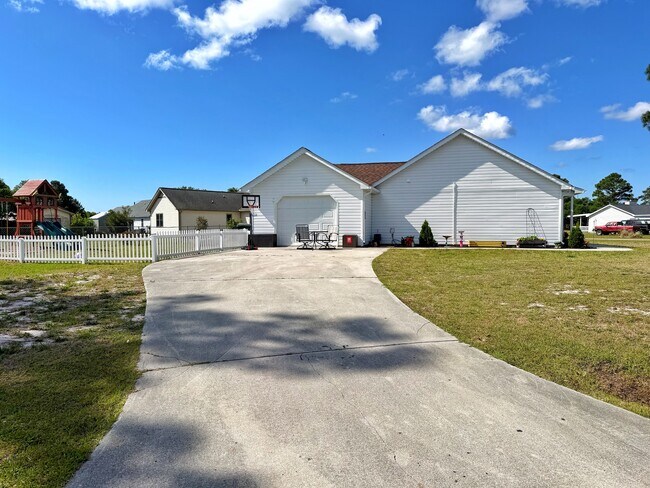 Building Photo - 400 Dayrell Dr