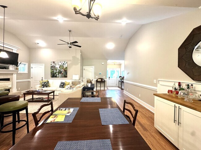 Building Photo - Stunning Home with an Upstairs Apartment or In-law Suite