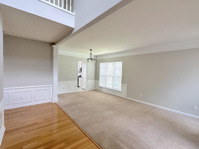 Building Photo - Well maintained 4 bedroom home with a golf course view!