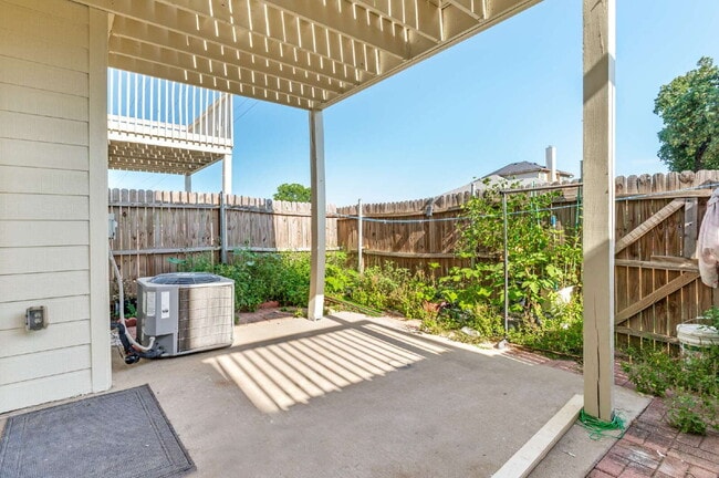 Building Photo - Modern 3BD Townhome Near DFW Airport & Major Highways