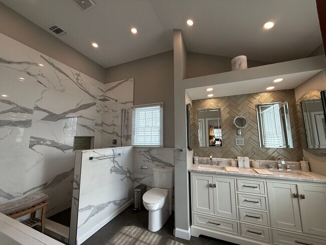 Building Photo - Spectacular 3 Bed/2.5 Bath Colonial in Freeport!