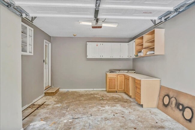 Building Photo - Lake Living
