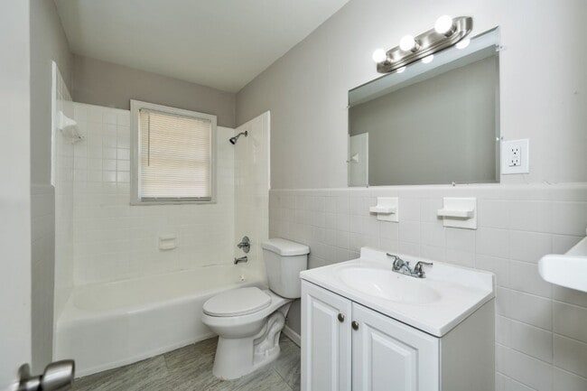 Building Photo - Comfort & Convenience in Northport – 4BR H...