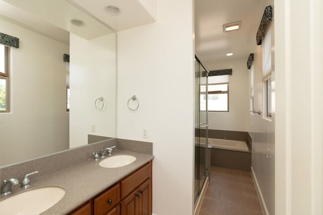 Building Photo - 3 Bedroom Townhome in Crown Point – Pacific Beach