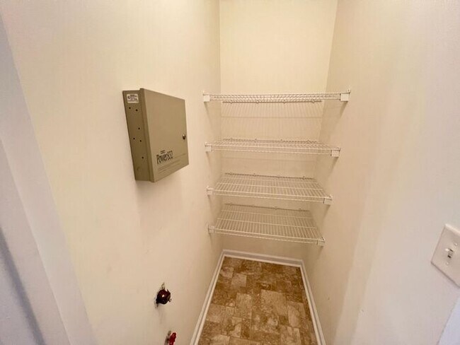 Building Photo - Large 3 bedroom home near downtown Raleigh!