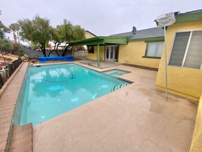 Building Photo - SPACIOUS SINGLE-STORY HOME 3 BEDROOM & 3 B...