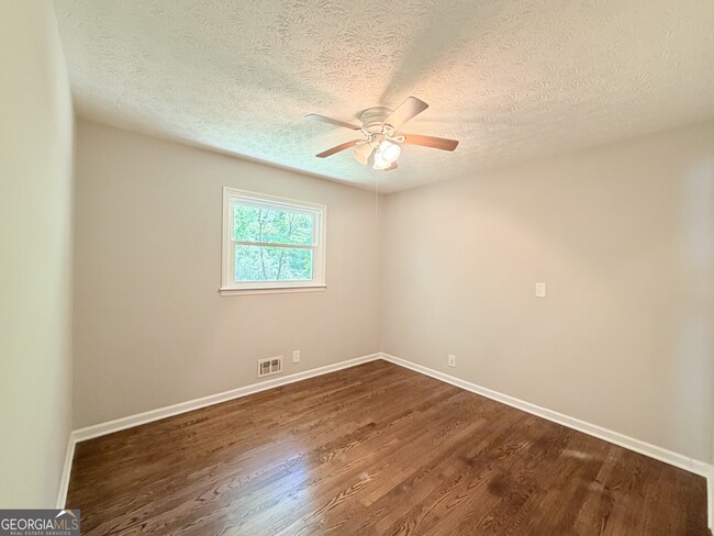 Building Photo - 1140 Azalea Cir NE