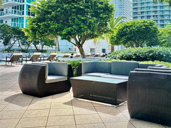 Building Photo - 1060 Brickell Ave