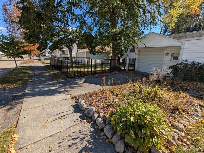 Building Photo - 1103 Mclean Ave