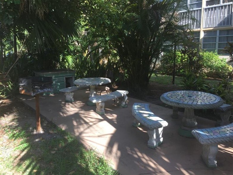 Building Photo - 1333 E Hallandale Beach Blvd