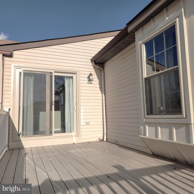 Building Photo - 16 Pickwick Pl