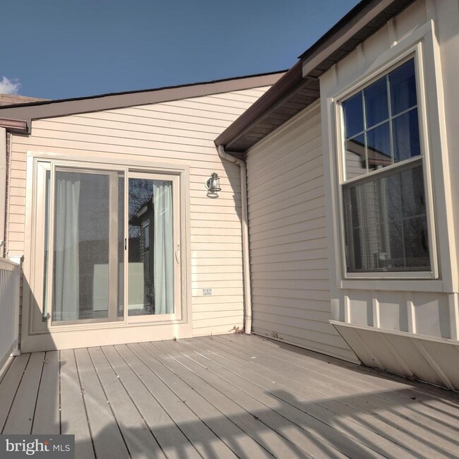 Building Photo - 16 Pickwick Pl