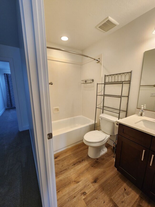 Building Photo - Beautiful Modern Townhome with Spacious La...