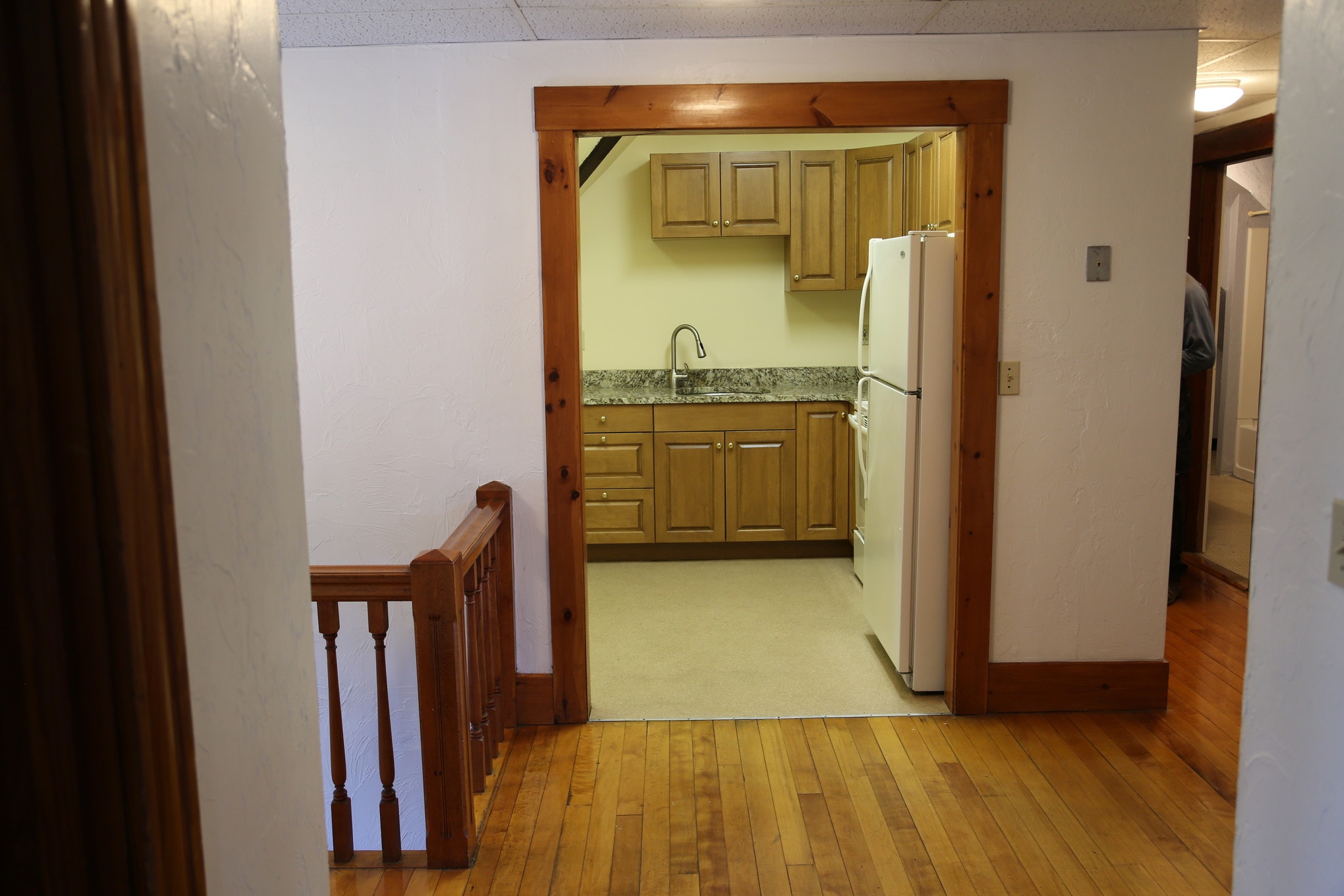COMMON AREA INTO KITCHEN - 16 Charlotte St