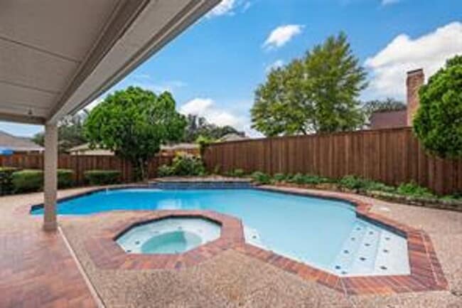 Building Photo - Spacious Plano Home with Swimming Pool!  A must see!